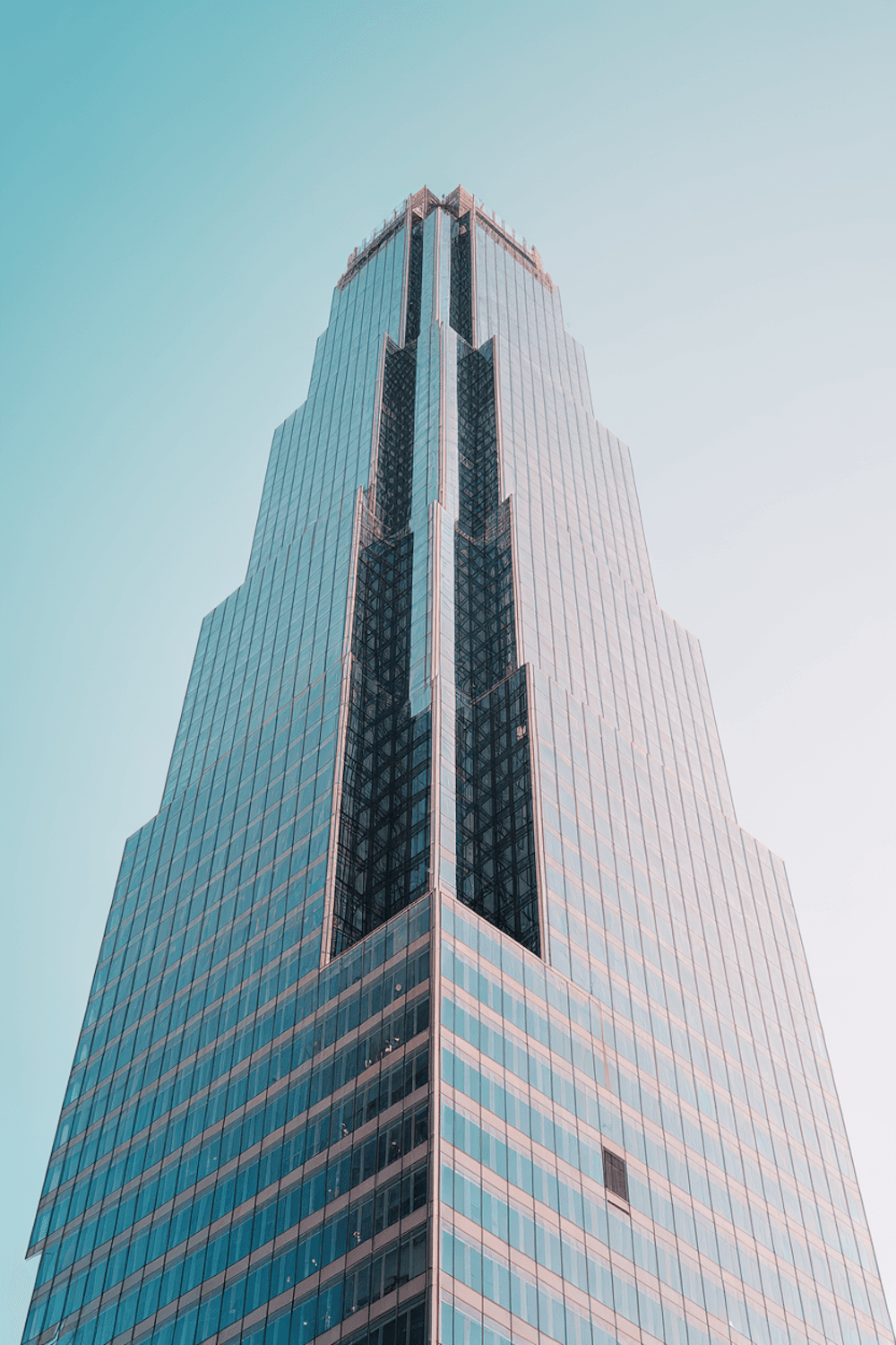 Fachada de vidro de um edifício corporativo vista de baixo